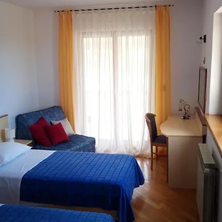 Villa Maras With Yard, 400 M To The