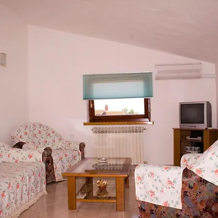 Villa Maras With Yard, 400 M To The *