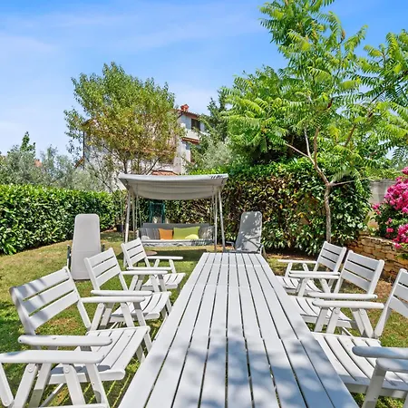 Villa Maras With Yard, 400 M To The Pola