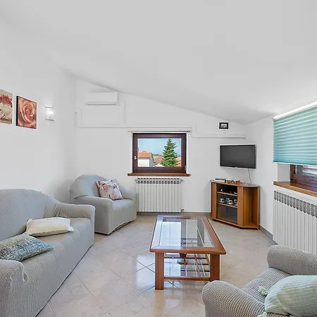 Villa Maras With Yard, 400 M To The
