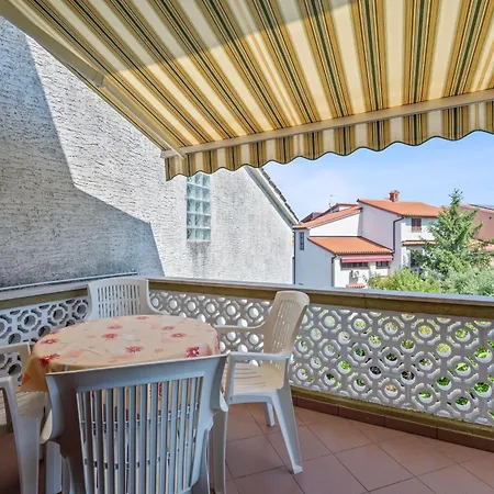 Villa Maras With Yard, 400 M To The Pola