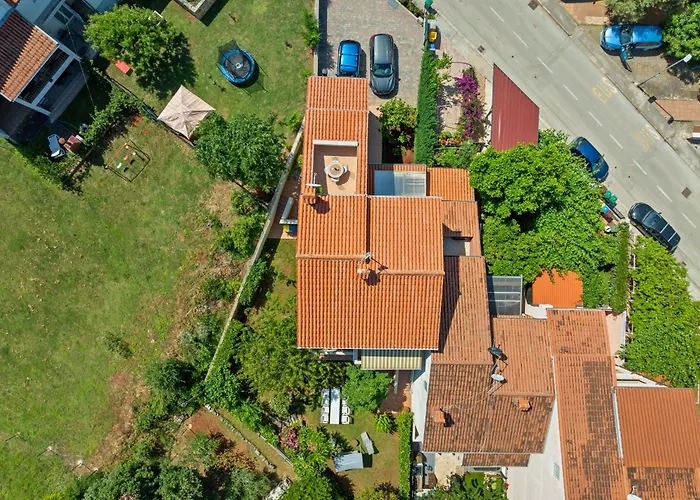 Maras With Yard, 400 M To The プーラ