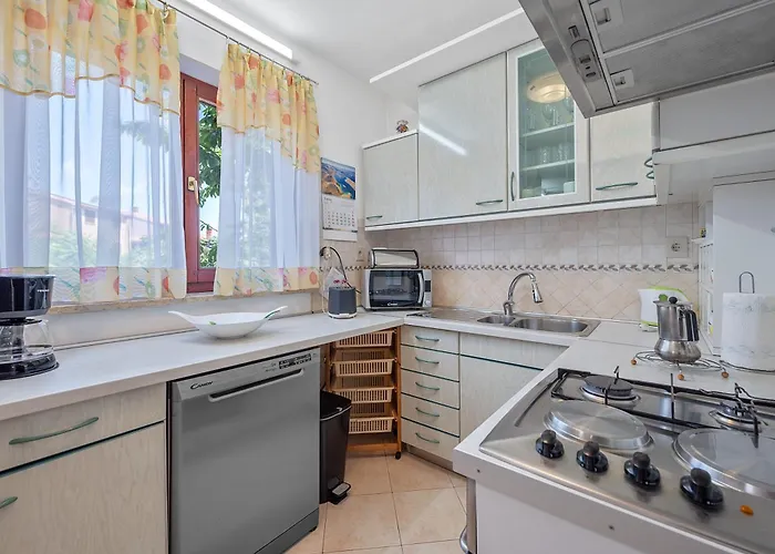 Vila Maras With Yard, 400 M To The Pula