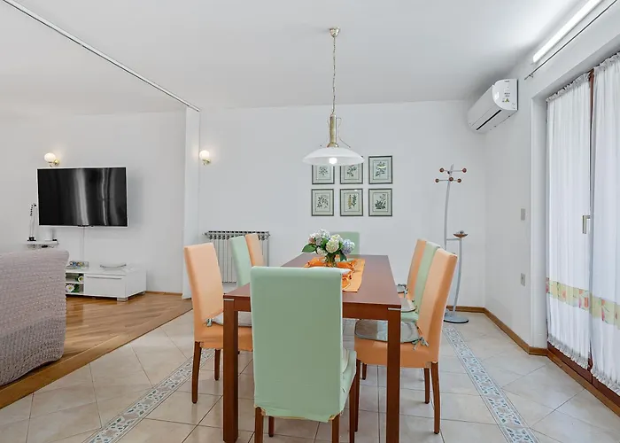 Vila Maras With Yard, 400 M To The