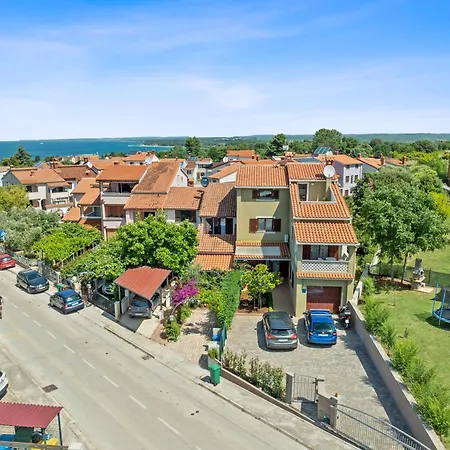 Villa Maras With Yard, 400 M To The Pula