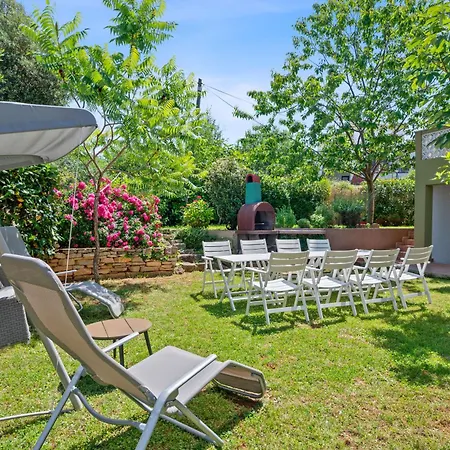 Villa Maras With Yard, 400 M To The