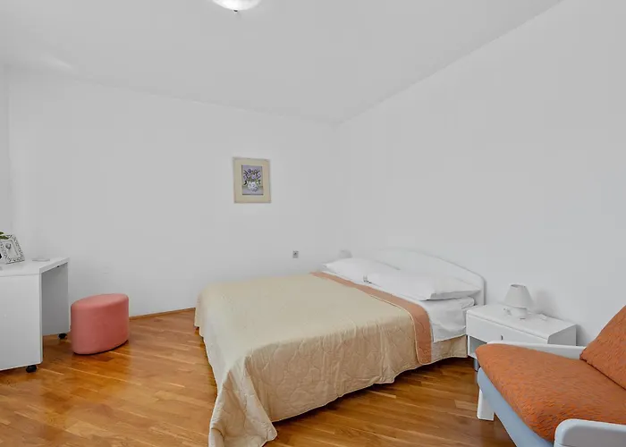 Villa Maras With Yard, 400 M To The *