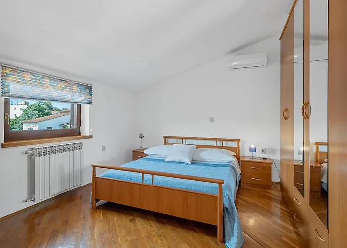 Maras With Yard, 400 M To The * Pula