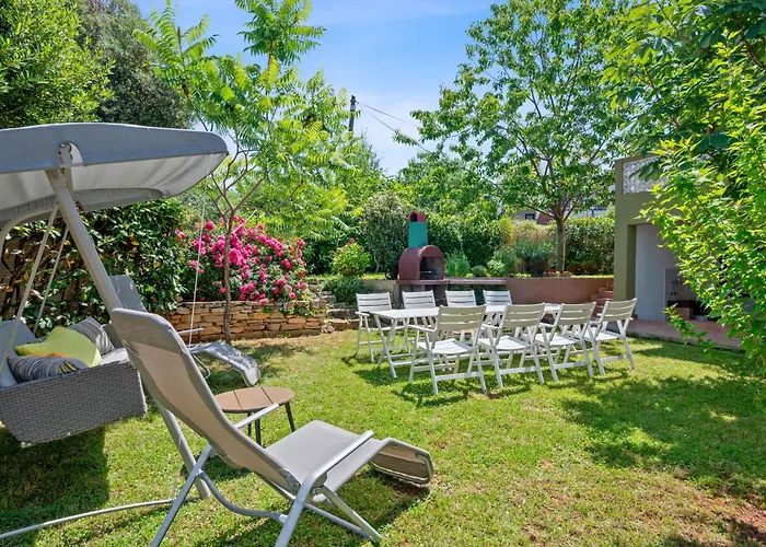 Villa Maras With Yard, 400 M To The