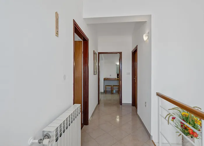 Villa Maras With Yard, 400 M To The