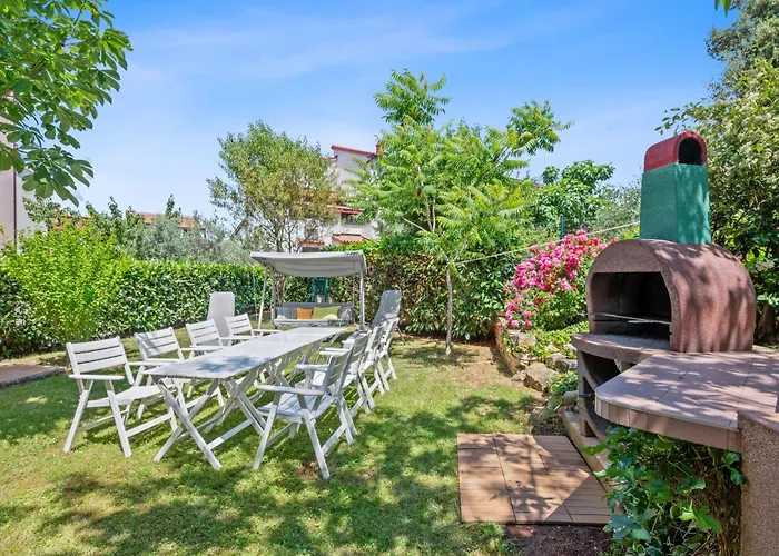 Villa Maras With Yard, 400 M To The *