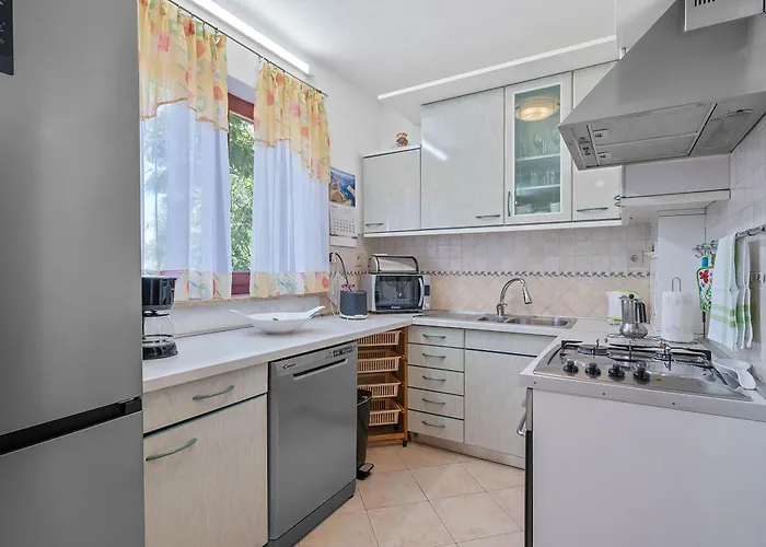 Maras With Yard, 400 M To The * Pula