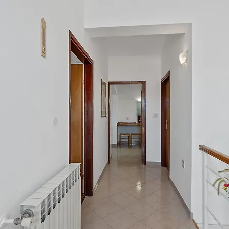 Villa Maras With Yard, 400 M To The
