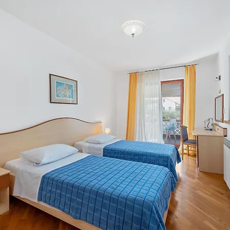 Villa Maras With Yard, 400 M To The