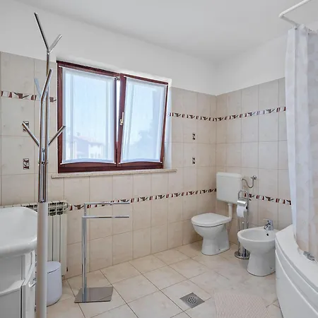 Villa Maras With Yard, 400 M To The Pula